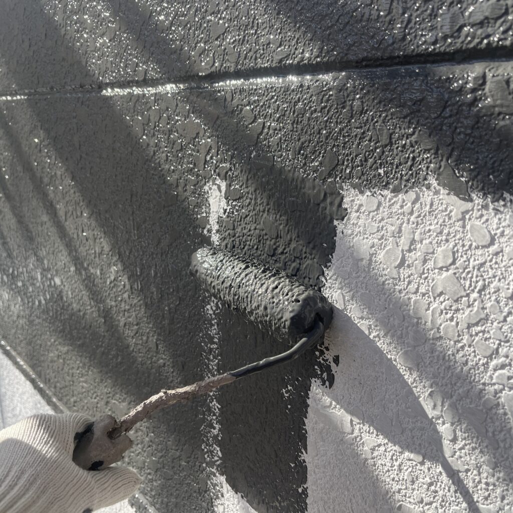 外壁塗装の中塗り作業を行っている様子