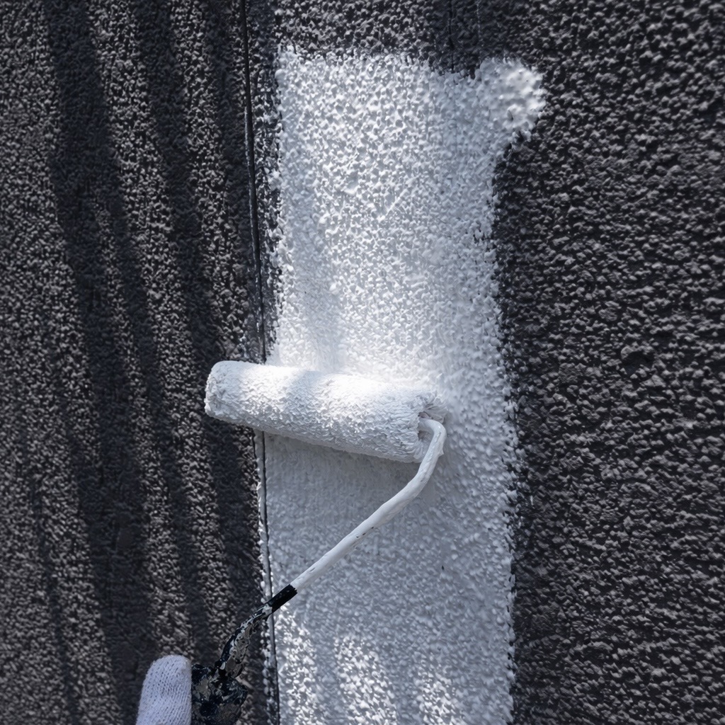 外壁塗装の下塗り作業を行っている様子